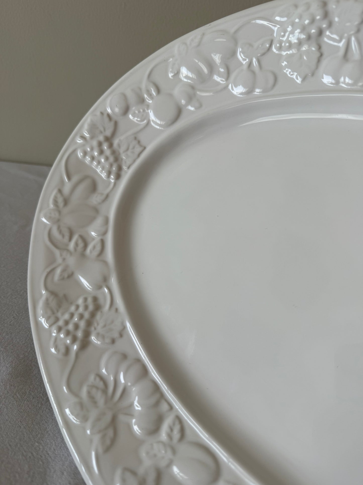 Fruit rim serving dish