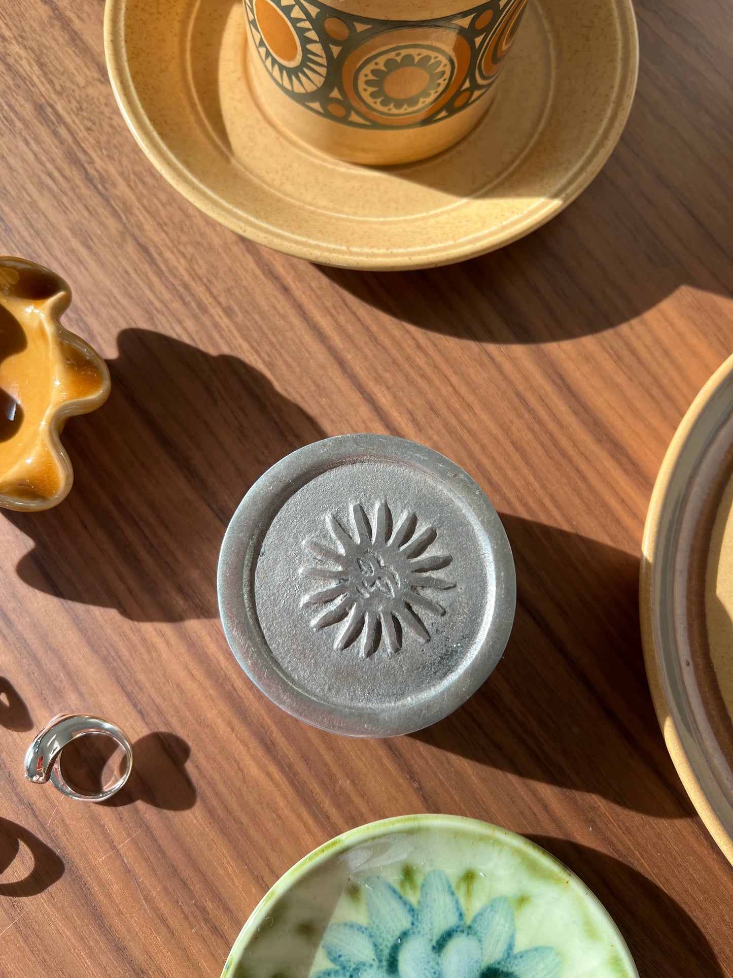 Sun lid trinket pot