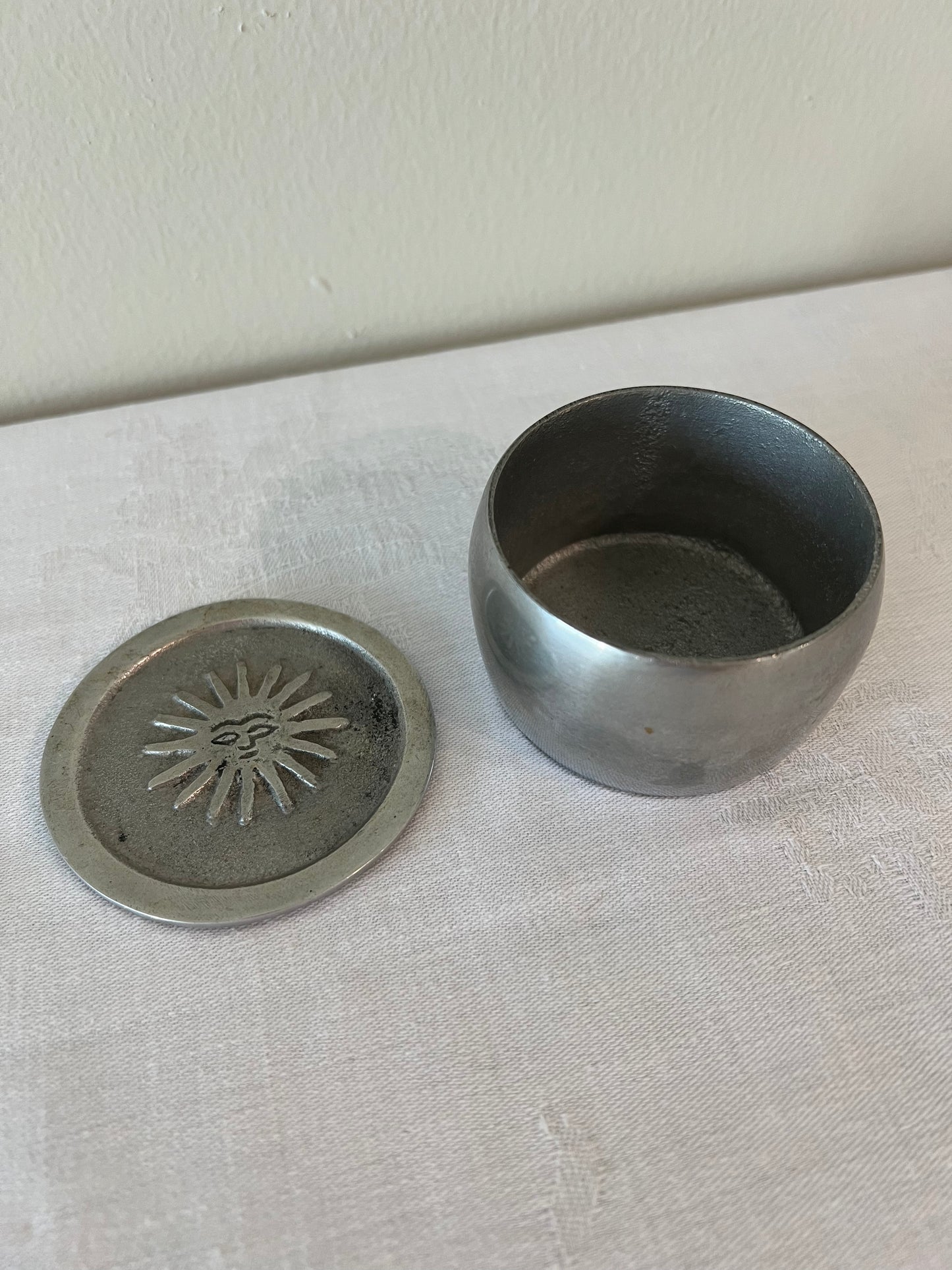 Sun lid trinket pot