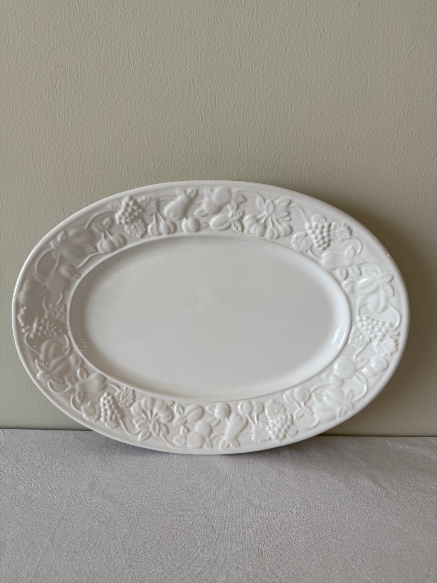 Fruit rim serving dish