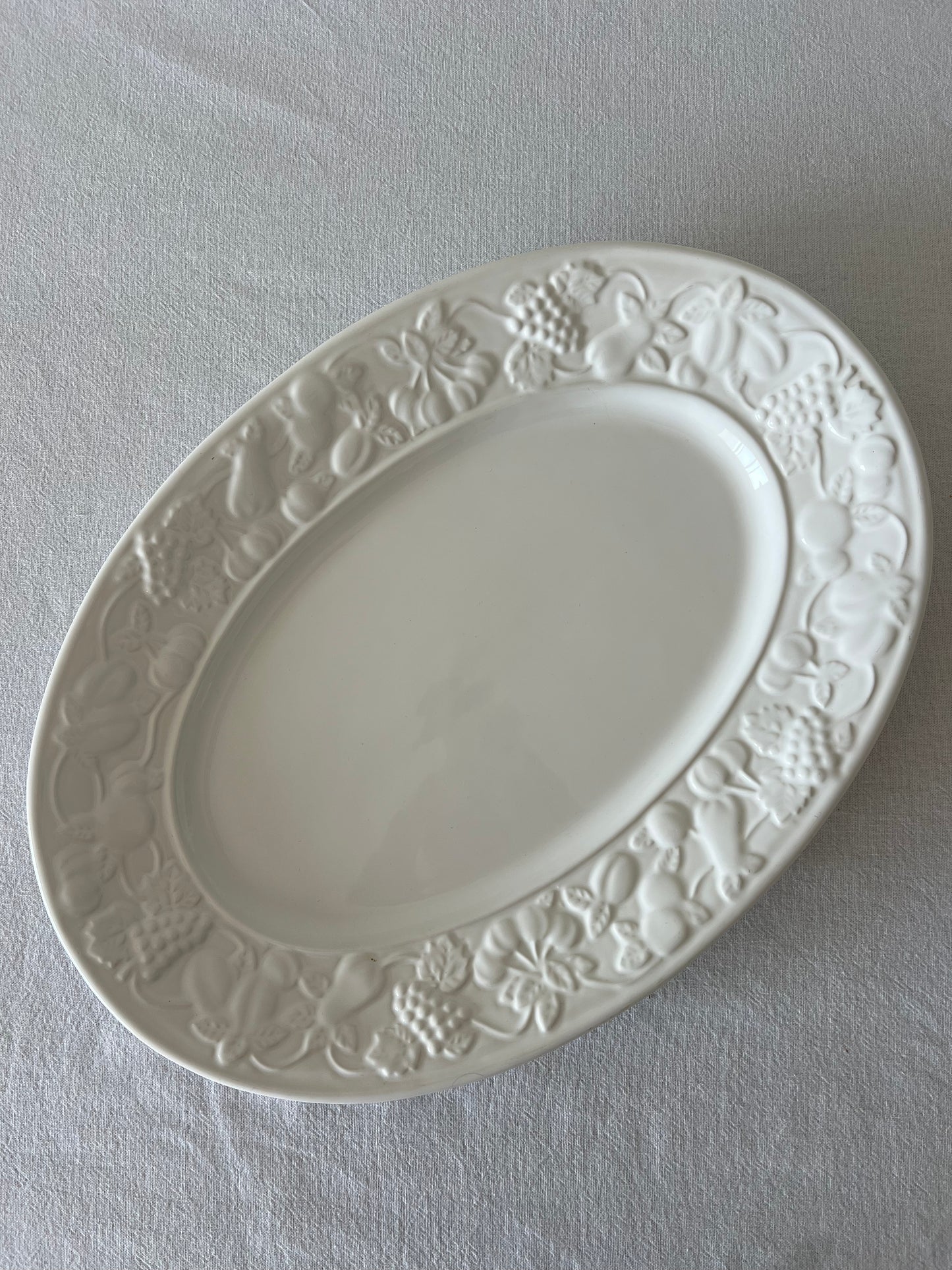 Fruit rim serving dish