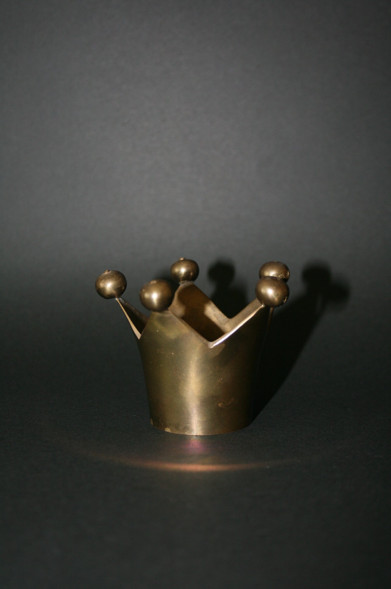 Crown tea light holder