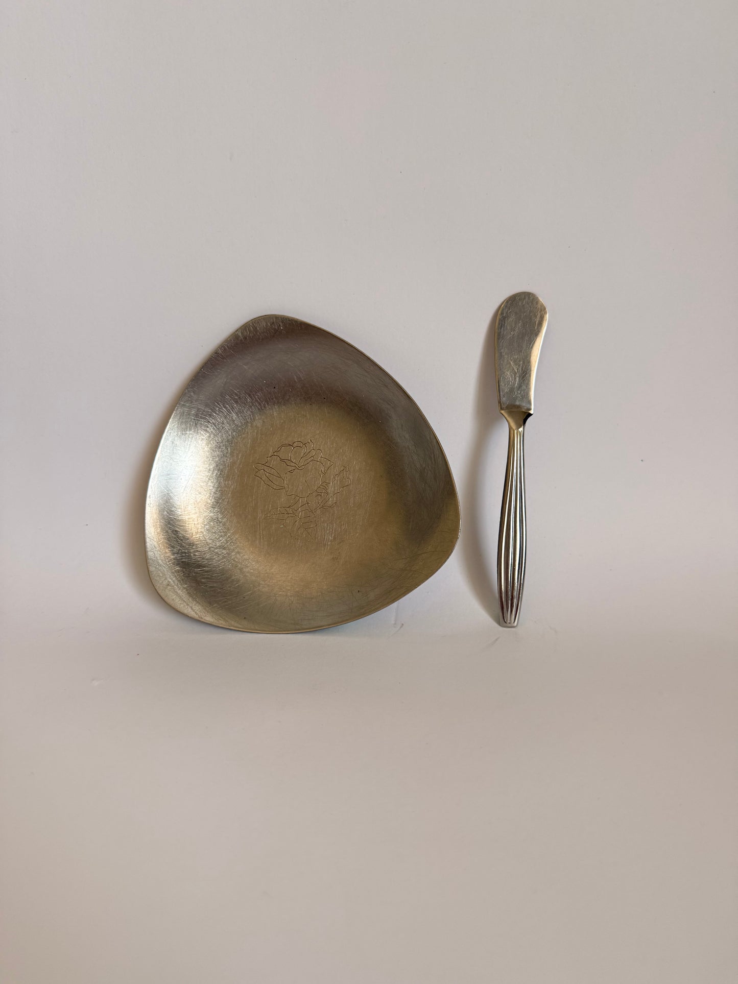 Butter knife and dish