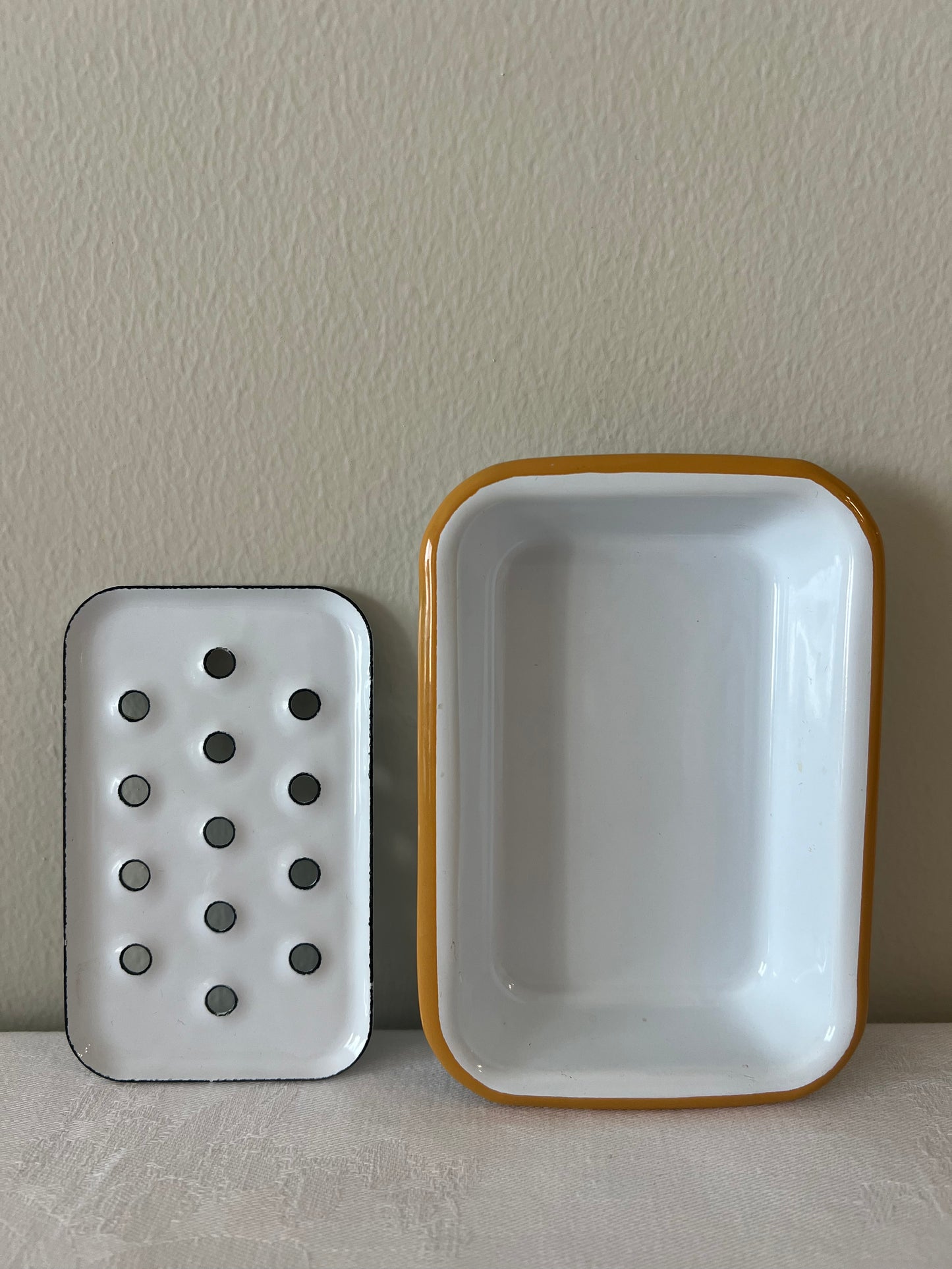 Soap dish with yellow trim