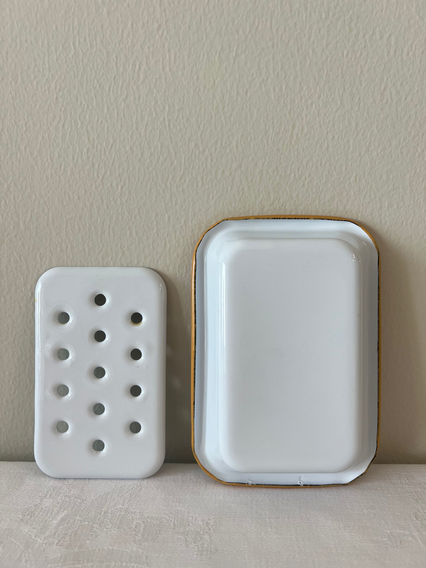 Soap dish with yellow trim
