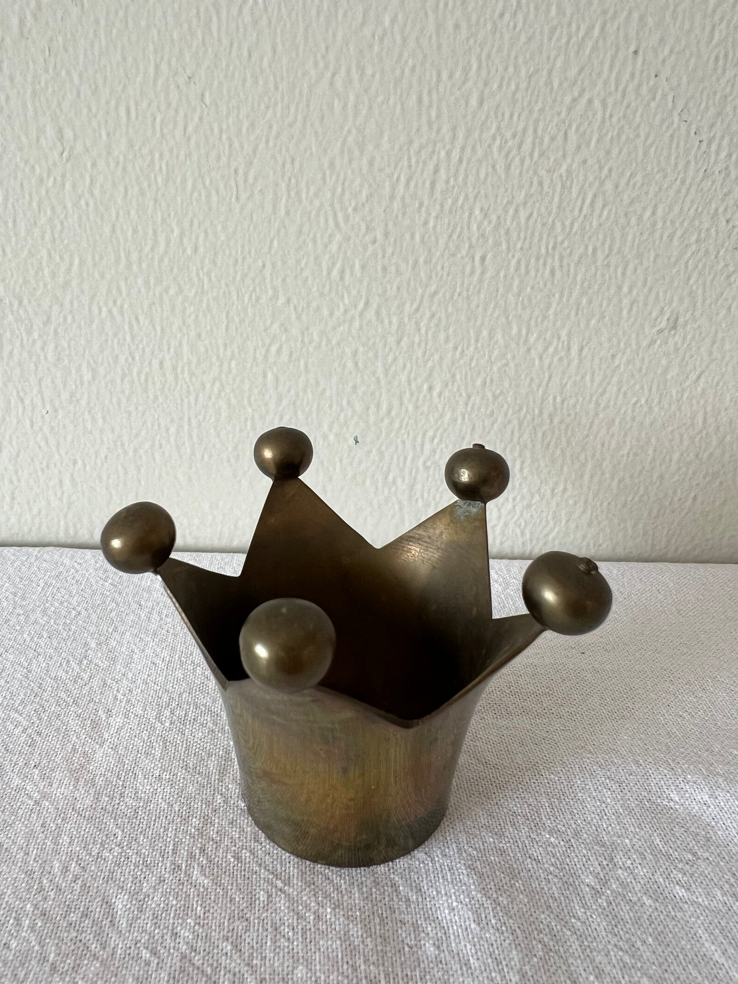 Crown tea light holder