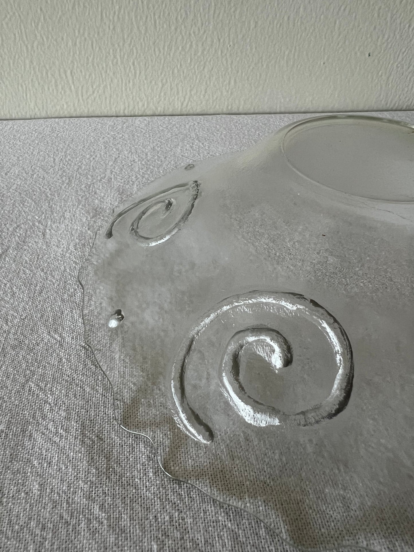 Glass spiral bowl