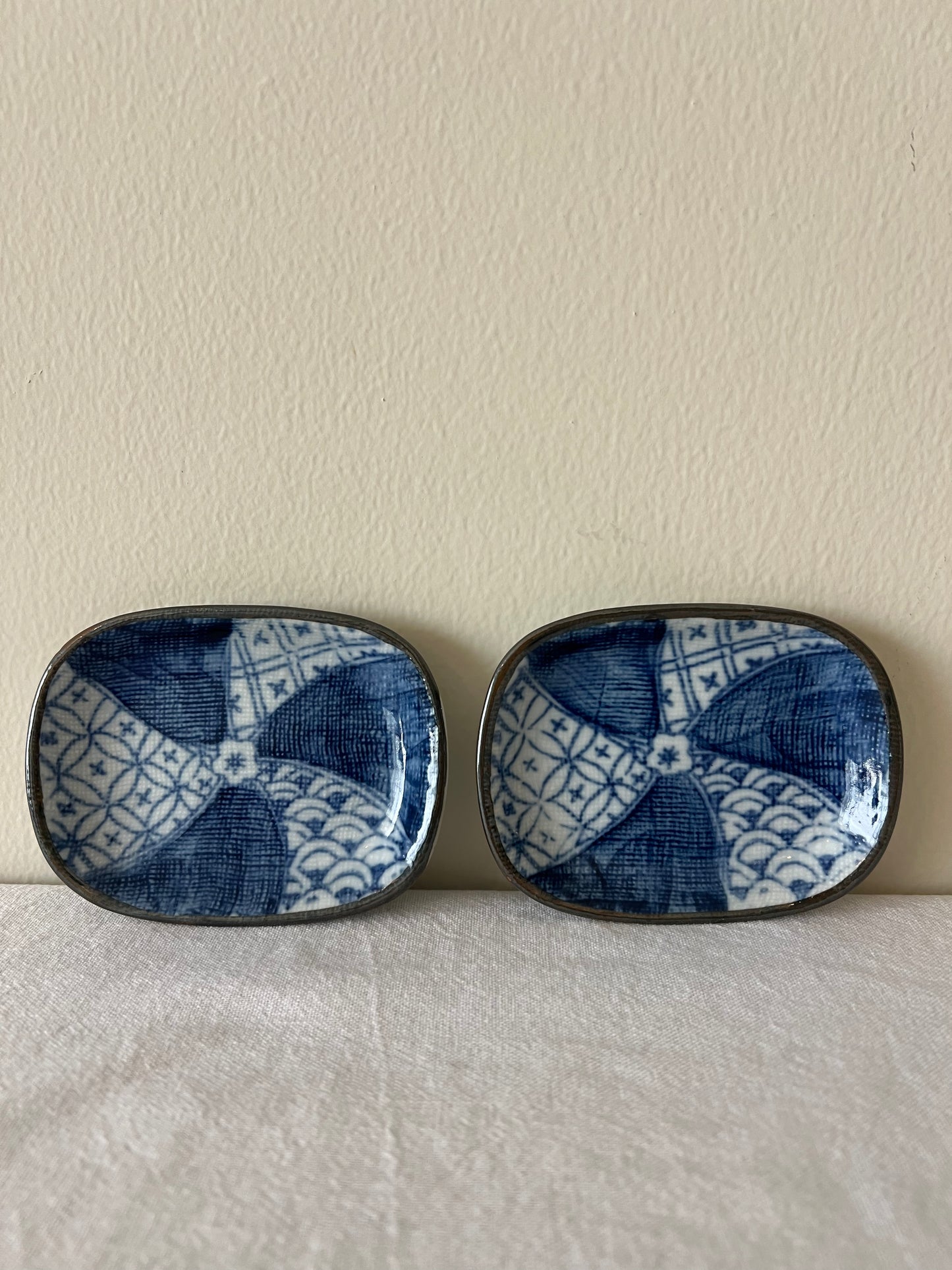 Set of 2 sauce dishes